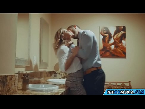 ❤️ Ke hoʻowalewale ʻia ʻoe e kahi blonde busty i kahi lumi hoʻomaha ākea Nani porn ma haw.zoomporno.ru ❌️
